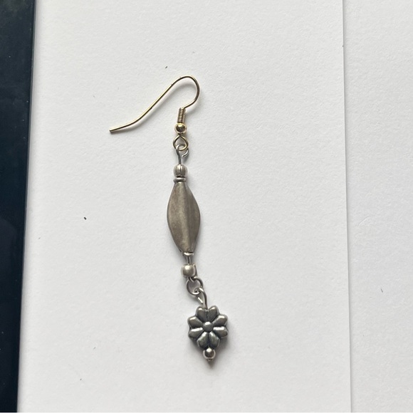 Fancy SILVER COLOR EARRINGS - Picture 3 of 3